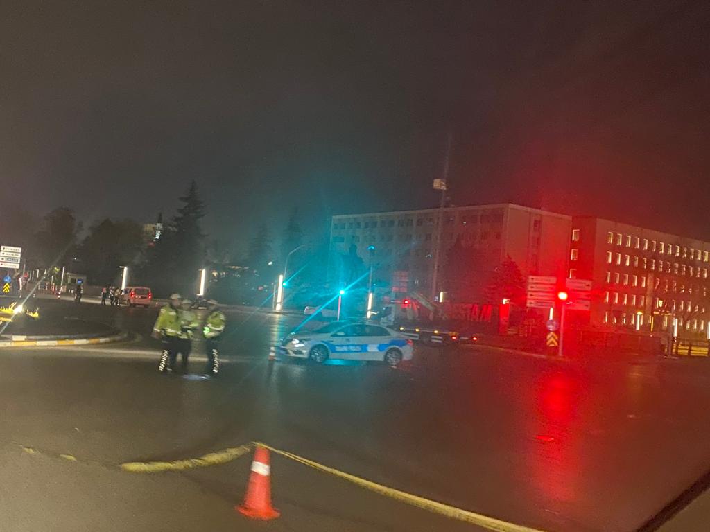 Ankara Kızılay’da polisin dur ihtarına uymayan çantalı şahıs yakalandı İçişleri Bakanı Ali Yerlikaya,”Bu gece saat 23.30’da Vekâletler Caddesinde devriye