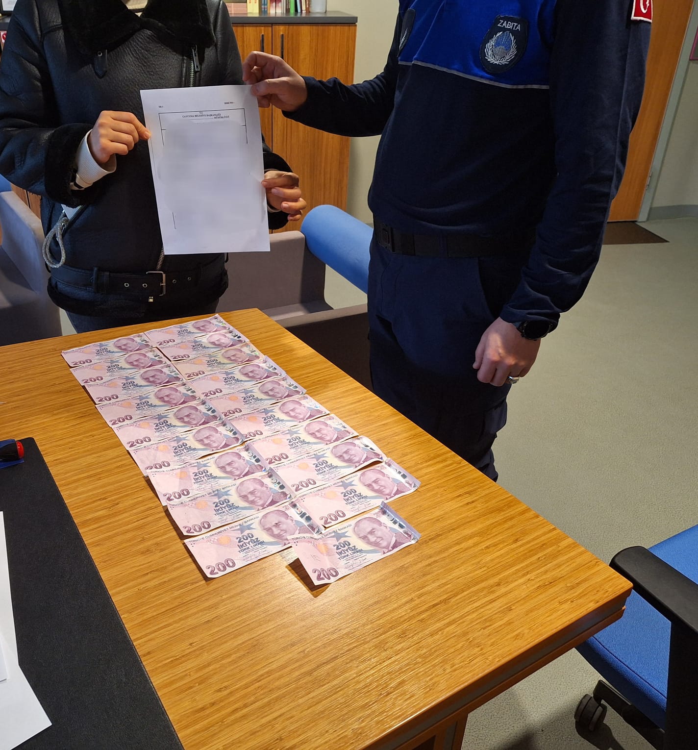 ATM önünde bir emeklinin düşürdüğü 3.800 lirayı bulan vatandaş, parayı,