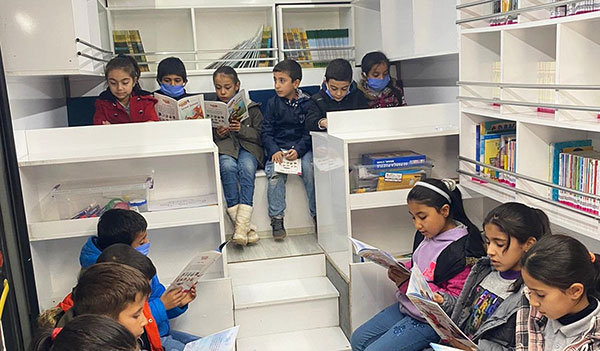 Büyükşehir’in Mobil Çocuk Kütüphanesi, Miniklerin Yüzünü Güldürdü