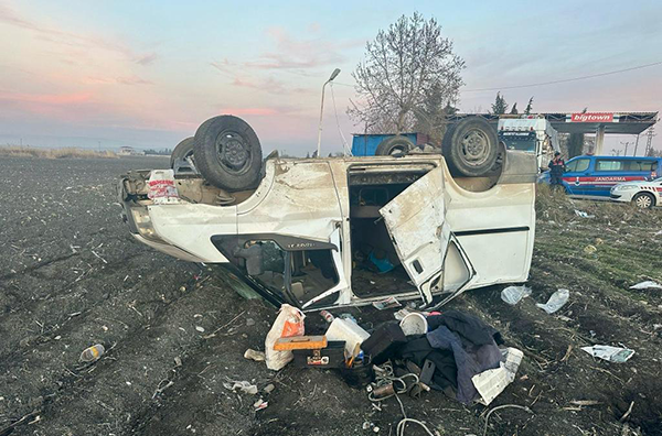 Türkoğlu’nda kamyonet takla attı: 7 yaralı