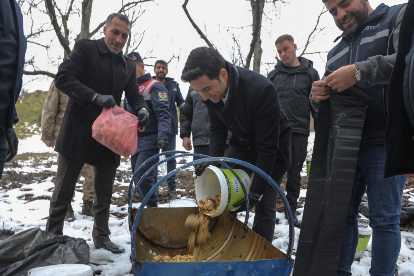 Bingöl Genç Kaymakamı Muhammet Güzel, yoğun kar yağışı nedeniyle yiyecek