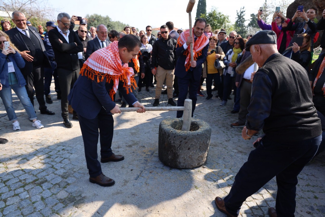 Muğla Valisi İdris Akbıyık, Datça Badem Çiçeği Festivali’nde keşkek dövdü.