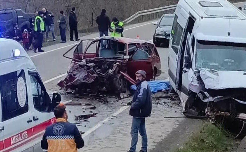Ordu’nun Mesudiye ilçesinde otomobil ile minibüsün çarpıştığı kazada 2 kişi