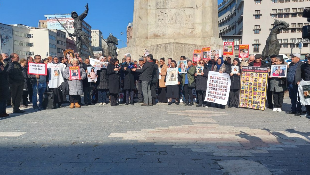 Depremzedeler, kayıp 145 için açıklama yaptı Deprem Mağdurları ve Kayıp Yakınlarıyla Dayanışma Derneği (DEMAK), depremde yitirdikleri