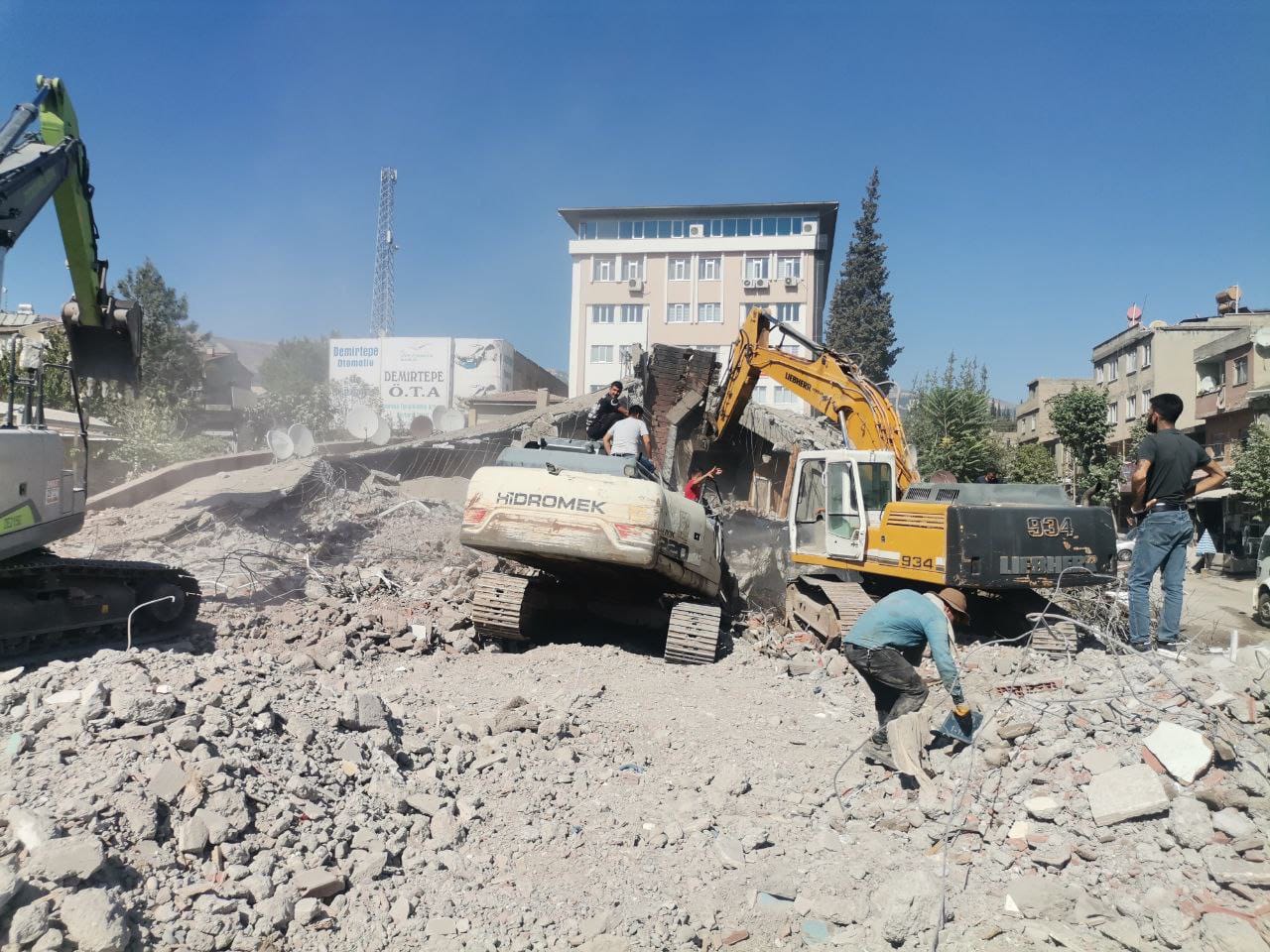 Kahramanmaraş'ta depremler sonrası enkazdan çıkan çelik kasalar sahiplerini bekliyor.