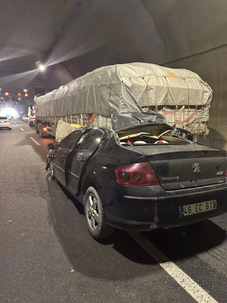 Kahramanmaraş’ta otomobil tıra arkadan çarptı: 1 ölü 1 ağır yaralı