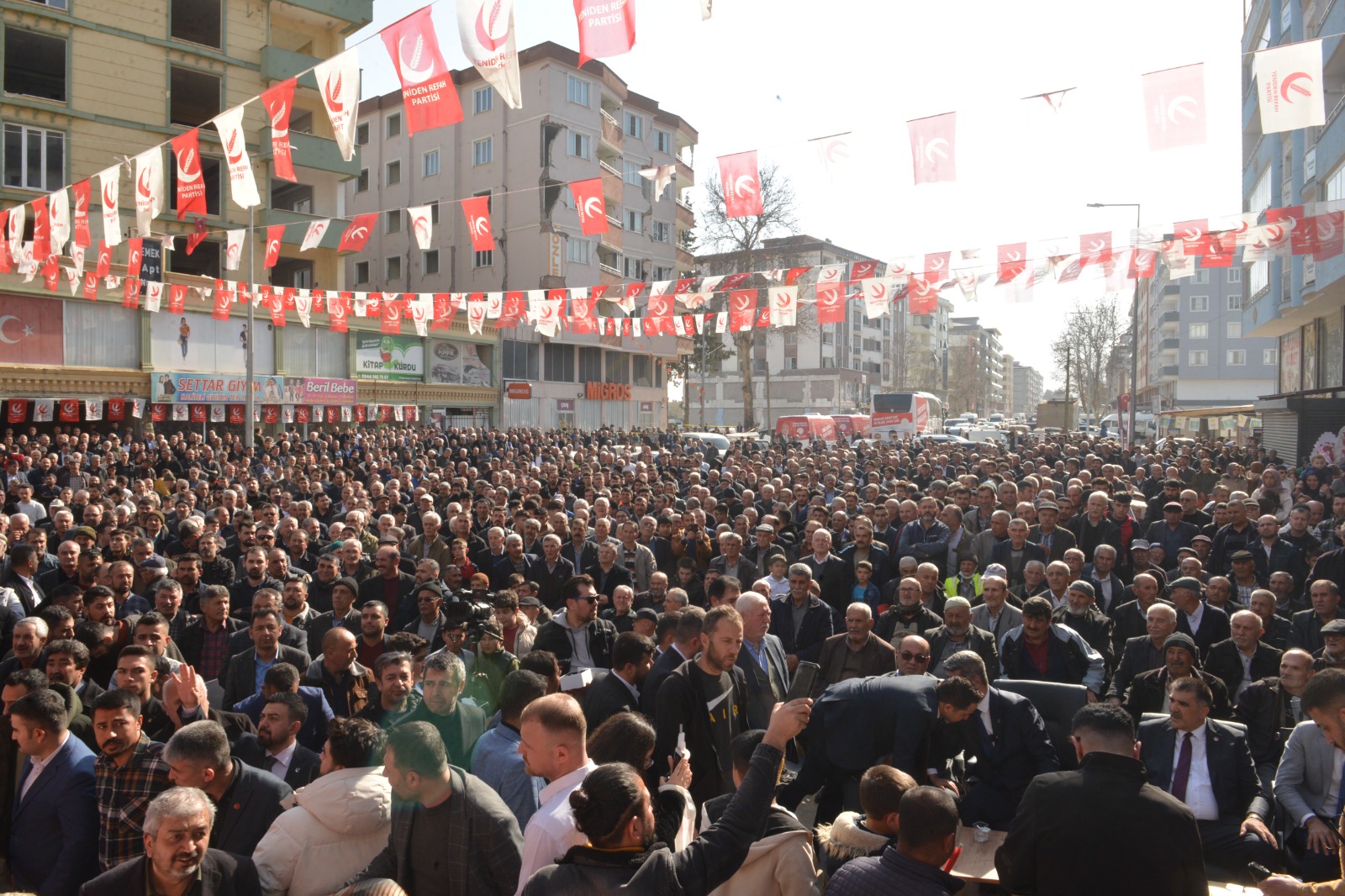 Yeniden Refah Partisi Türkoğlu’nda  Miting gibi açılış yaptı