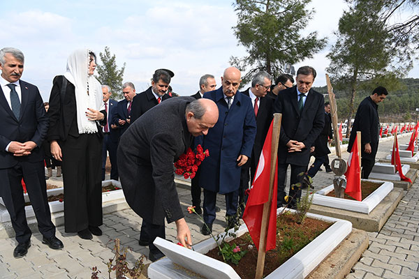Başkan Güngör, KKTC Cumhurbaşkanı Tatar ile Kapıçam Mezarlığı’nı Ziyaret Etti