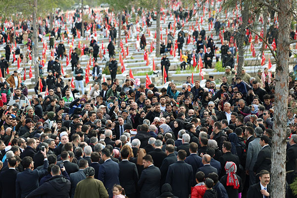 cumhurbaskani-erdogan-kapicamda-deprem-sehitligini-ziyaret-etti