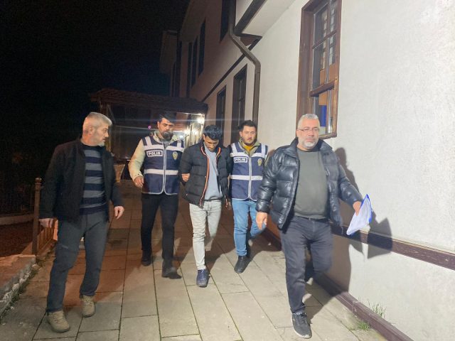 Mudurnu’da büyük vurgun; Profesörü 6,5 milyon lira dolandırdılar Türkçe bilmeyen Mustafa Rasheed Hasan ile Arapça konuşan şüpheli, profesörün