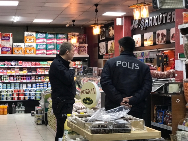 Akyazı ilçesinde bir markette çalışan genç personel, elini kıyma makinesine