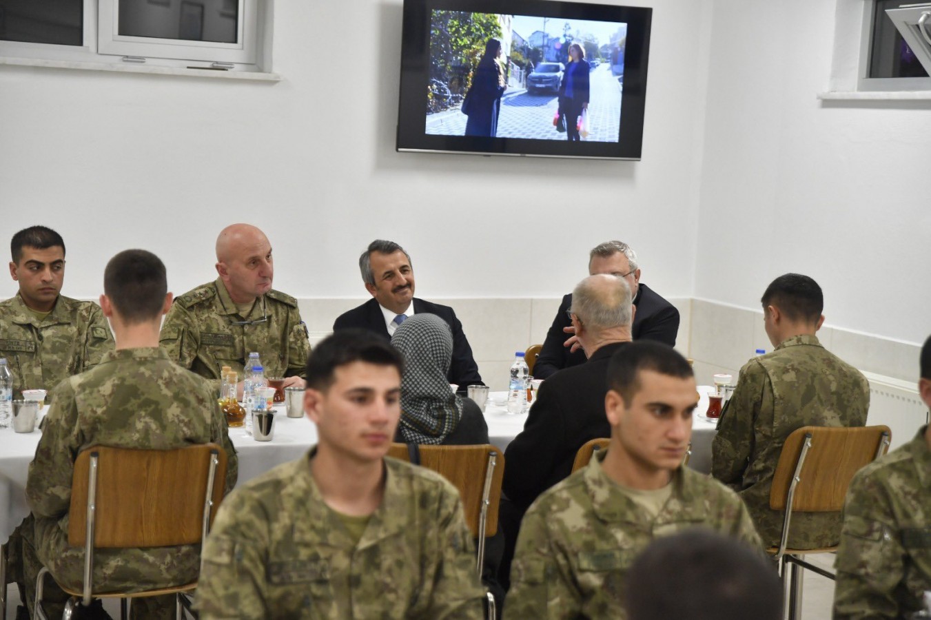 Edirne Valisi Hudut karakolunda Mehmetçikle iftarda buluştu 3 14032024105828 34762 33460