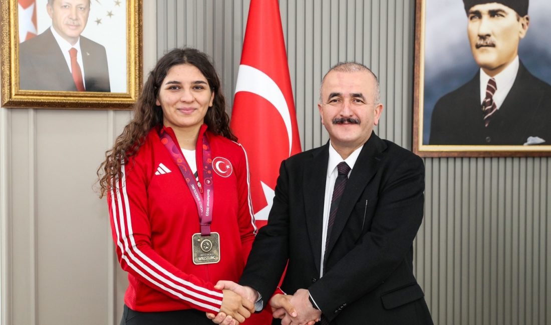 Tokat Valisi Numan Hatipoğlu, Romanya’da düzenlenen Avrupa Güreş Şampiyonası’nda kadınlar