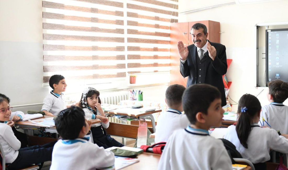 Millî Eğitim Bakanı Yusuf Tekin, çeşitli temaslarda bulunmak üzere Gaziantep’e gitti.
