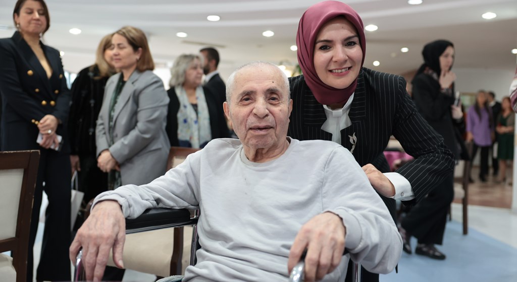Bakanımız Göktaş, “Türkiye Yaşlı Profili Araştırması”nın sonuçlarını paylaştı Göktaş, 75’inci Yıl Huzurevi’nde düzenlediği basın toplantısıyla “Türkiye Yaşlı Profili