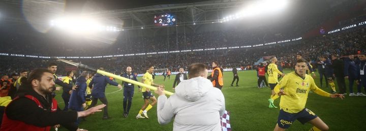 Trabzonspor- Fenerbahçe maçından sonra gergin anlar yaşandı Trabzonspor- Fenerbahçe maçında Fenerbahçe , Trabzonspor’u 3-2 yendi. Fenerbahçe’nin galibiyeti