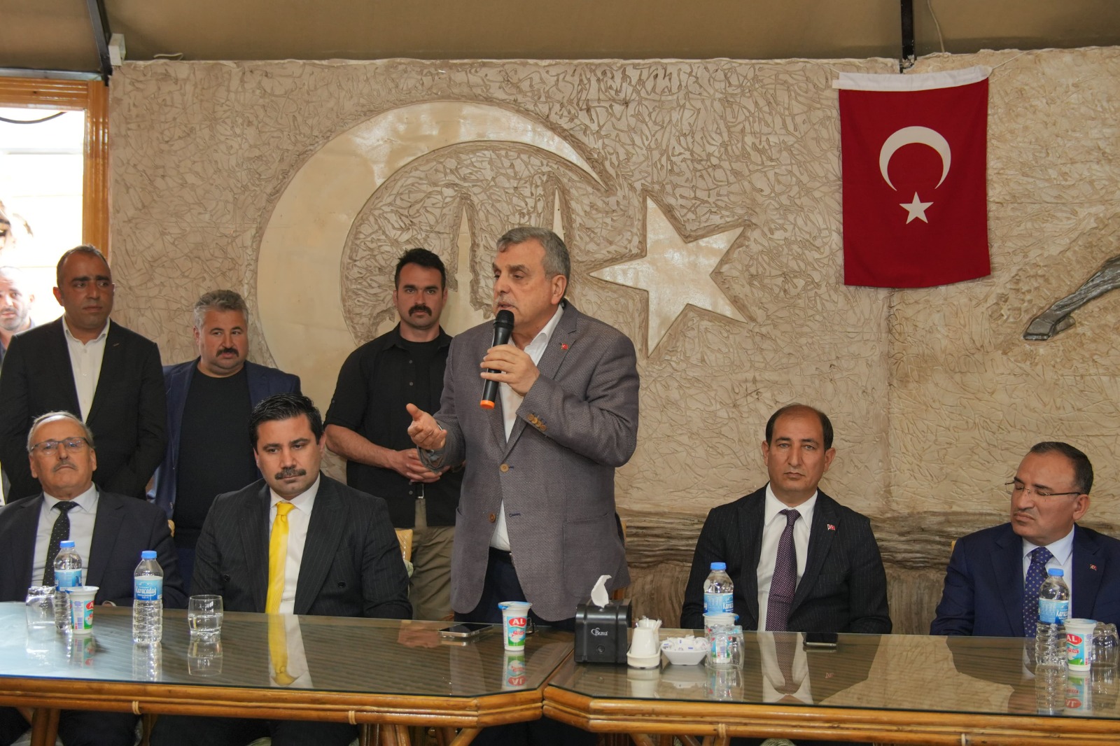 Hasan Çay, Başkan Beyazgül için adaylıktan çekildi Hasan Çay, Başkan Beyazgül için adaylıktan çekildi AK Parti ve