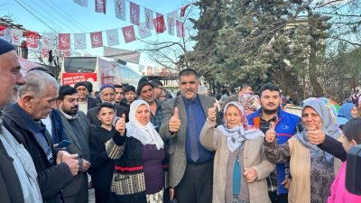 Mahalle ziyaretini adeta mitinge dönüştüren coşkulu kalabalığa seslenen Karaca; “Ata