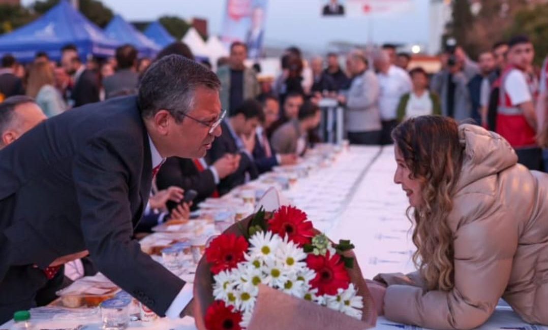 İzmir Staj ve Çıraklık Mağdurları, Özel ile görüştü İzmir Staj ve Çıraklık Mağdurları Derneği Başkanı Semiha Özek ve