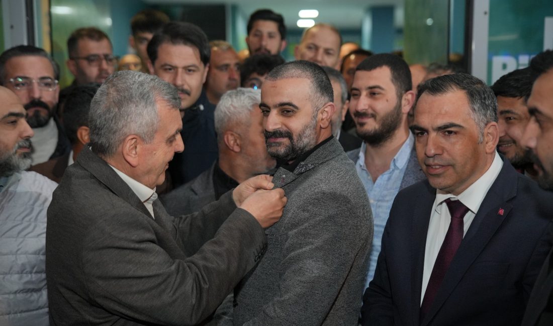Yeniden Refah’tan ayrılan gruba AK Parti rozetlerini Başkan Beyazgül taktı