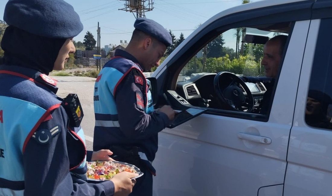 Antalya Kemer İlçe Jandarma Karakol Komutanlığına bağlı personel, hem trafik