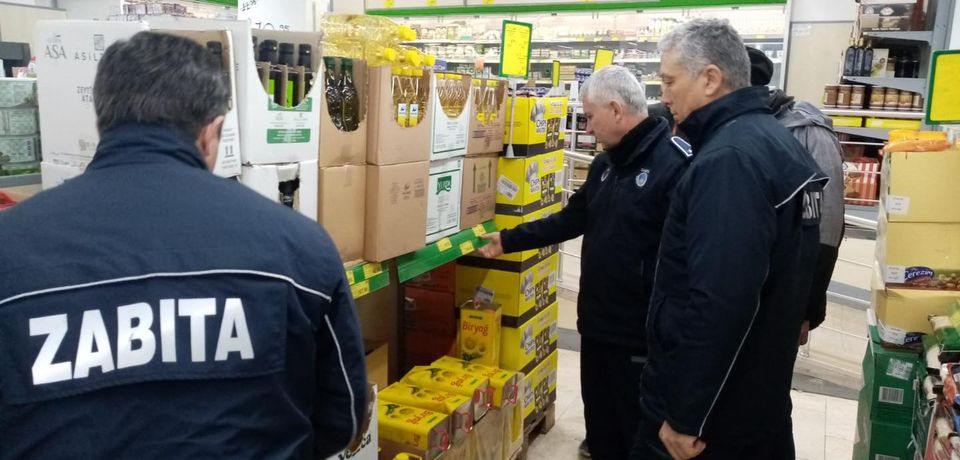 Fahiş fiyat uygulayan işletmelere kapatma cezası geliyor Fahiş fiyat artışıyla piyasa işleyişini bozan işletmelere kapatma cezası geliyor.