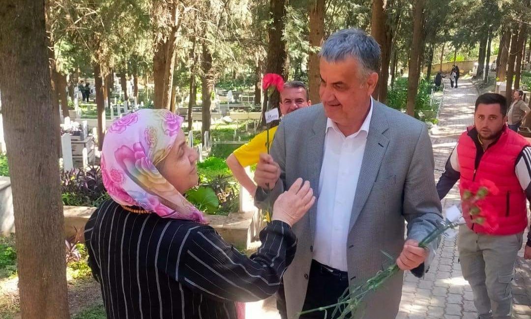 Cebeci’den Mezarlık Ziyaretine Gelenlere Karanfilli Karşılama Edremit Belediyesi Meclis Üyesi Cavit Cebeci, Bayram Arifesinde yakınlarını ziyarete
