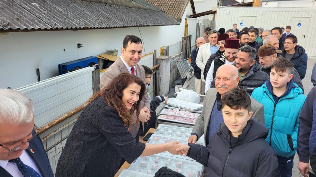 Stuttgart’ta çoşkulu bayram Müslümanlar, Stuttgart’ta DİTİB Feuerbach Merkez Camii’nin yeni yapılıyor olması münasebetiyle