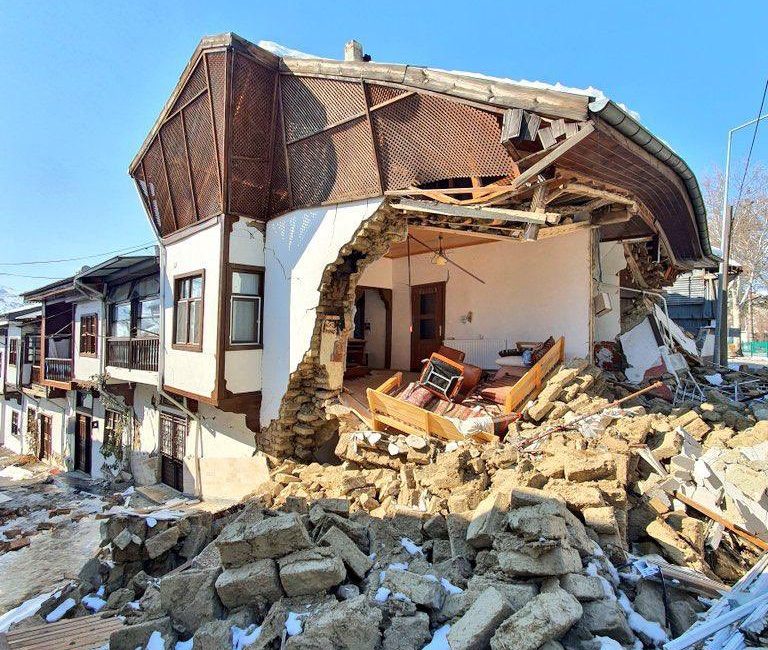 “Deprem sonrası bölgedeki hasarlı