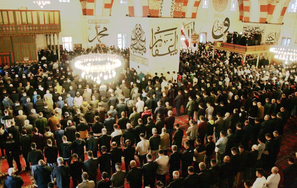 Edirneliler bayram namazında Eski Cami’yi doldurdu Edirne’de Ramazan Bayramı namazını kılmak isteyen vatandaşlar Eski Cami’ye akın