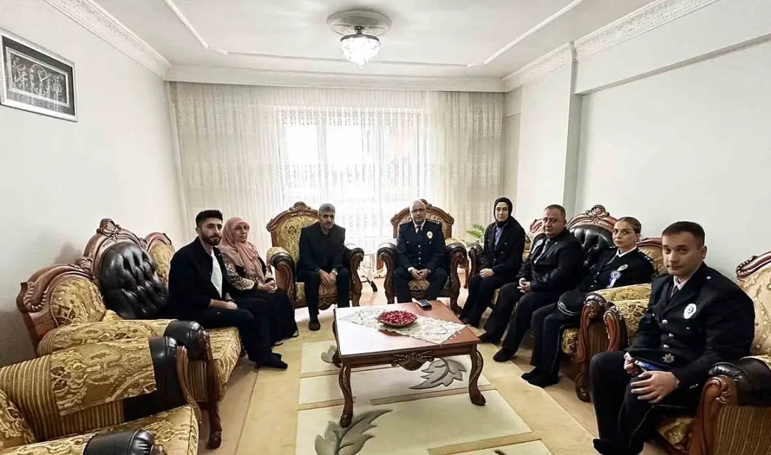 Ağrı’da şehit ailesi ziyaret edildi Ağrı’da Polis Haftası etkinlikleri kapsamında şehit ailesi ziyaret edildi. 12