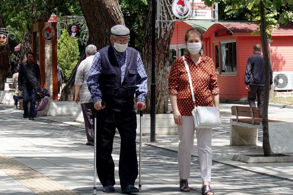 Yaşlı ve engelli aylıkları hesaplara yatırılıyor 2 yasli ayligi