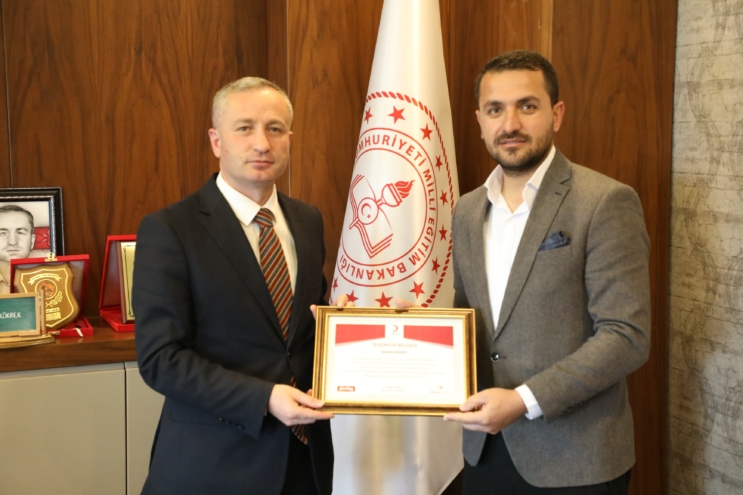 Ağrı’da “Bir Sınıf Bir Koli” projesinde rekor bağışla 3500 yardım kolisi ihtiyaç sahiplerine umut oldu
Kızılay Ağrı Şube Başkanı Orhan Tatlı ve beraberindeki