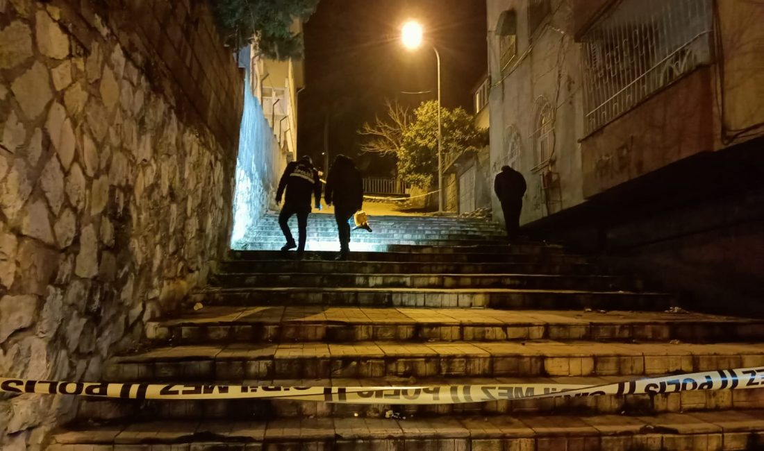 Polis ekipleri olay yerinde inceleme yaparken, kavgayı başlatan ve bekçiyi
