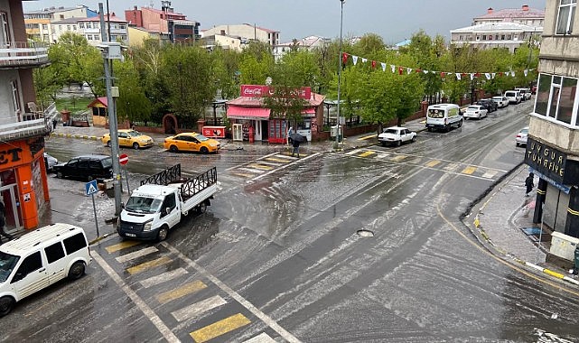 Ardahan’da fındık büyüklüğünde dolu yağdı
Meteoroloji Genel Müdürlüğü’nden gelen uyarı sonrasında Ardahan’da sağanak ve