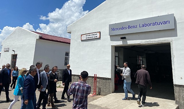 AREV, Mercedes-Benz’i Ardahan’a getirdi AREV, Mercedes-Benz’i Ardahan’a getirdi ARDAHAN-BHA Ardahan Eğitim Vakfı (AREV) Başkanı