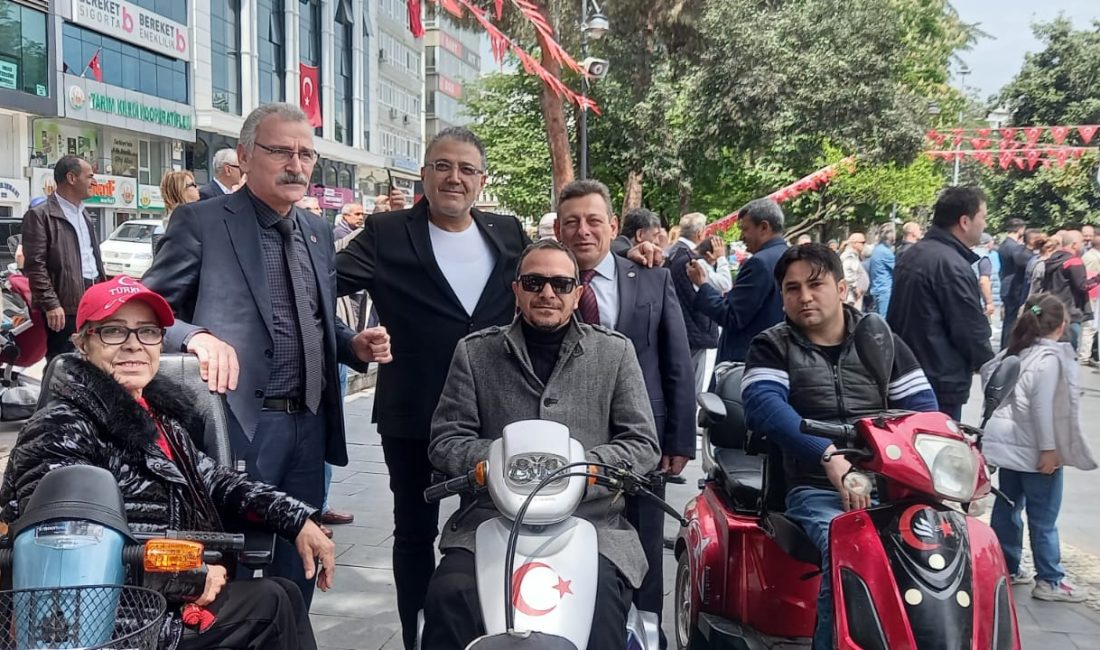 Atatürk Onur Anıtında düzenlenen törende cemiyetin çelengini Samsun Gazeteciler Cemiyeti