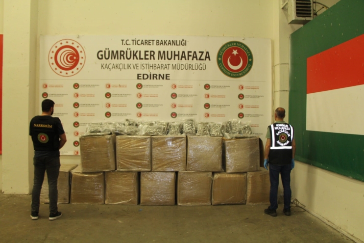 Sınırlarda uyuşturucuya geçit yok; 255 litre likit metamfetamin, 370 kilogram