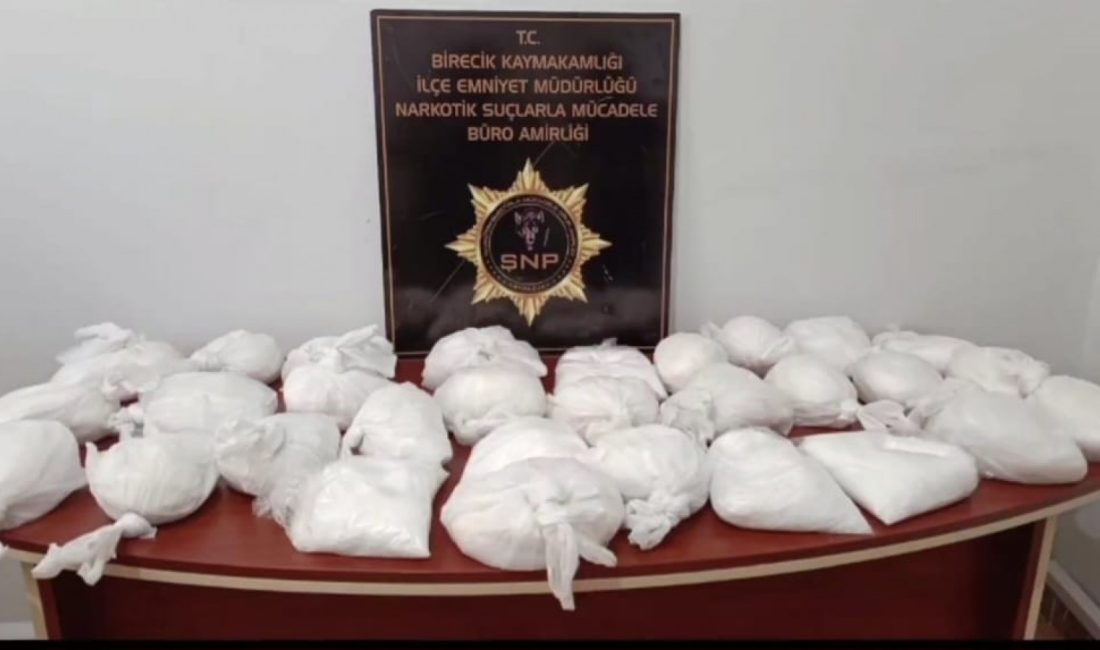 Şanlıurfa’da son 4 yılın en yüksek uyuşturucu miktarı ele geçirildi
Şanlıurfa Valisi Hasan Şıldak, polis ekiplerinin durdurdukları bir