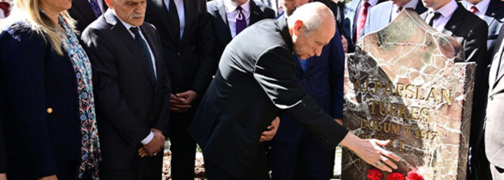 Bahçeli Türkeş’in mezarını ziyaret etti
Milliyetçi Hareket Partisi (MHP) Genel Başkanı Devlet Bahçeli,