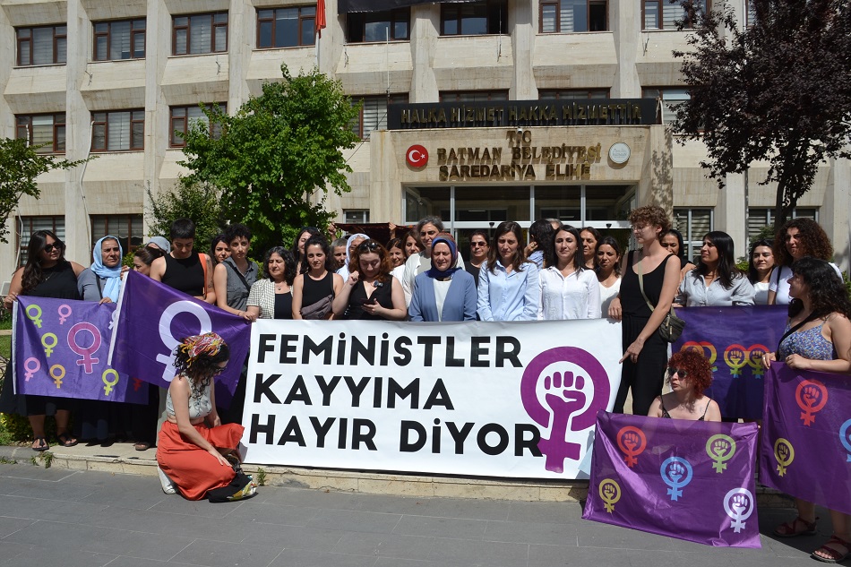 Basın açıklamasına Feminist Kadın Grubu üyeleri, DEM Parti Batman Milletvekili