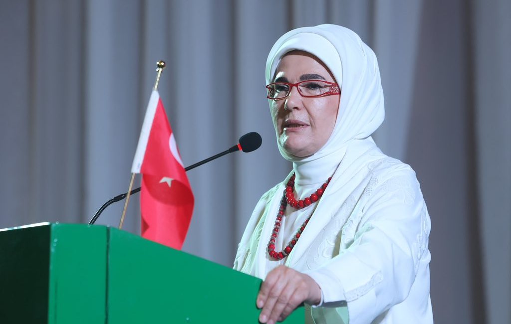 Emine Erdoğan’dan karnelerini alan öğrencilere tebrik mesajı
Emine Erdoğan, “Karnelerini alan tüm öğrencilerimizin sevincini canıgönülden