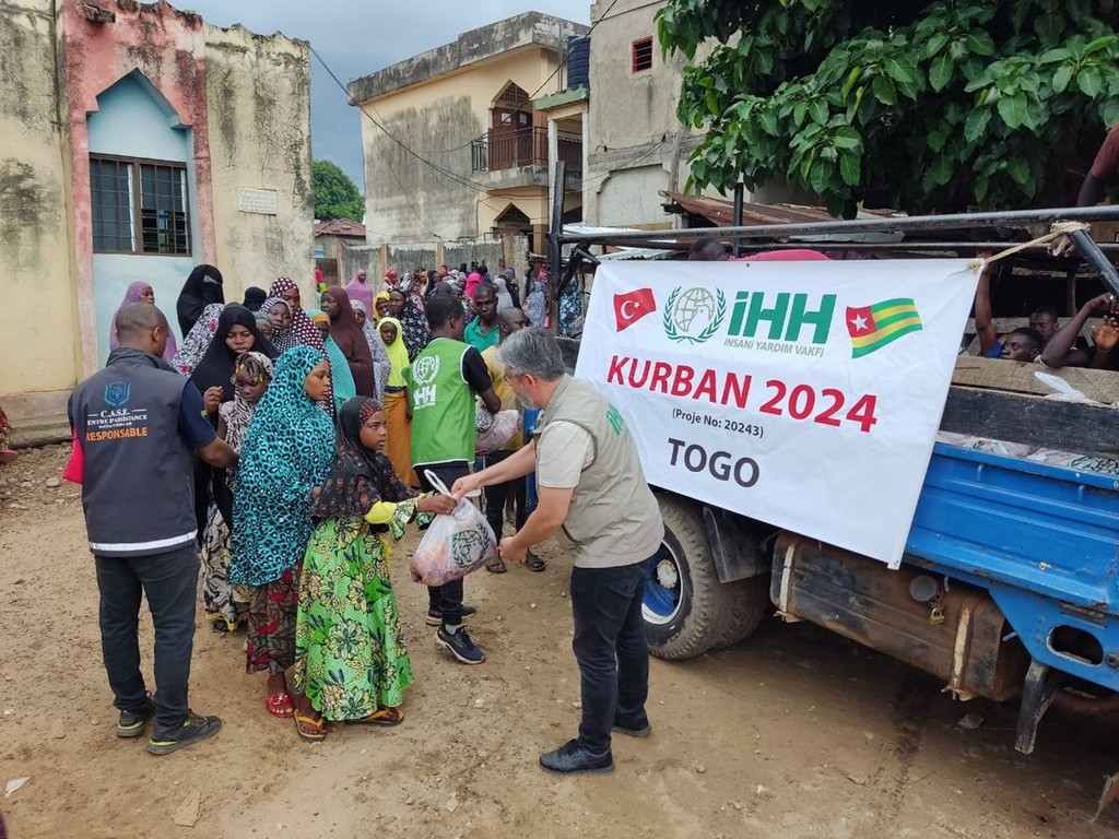 IHH 66 ulkede ihtiyac sahiplerine kurban eti dagitti 18