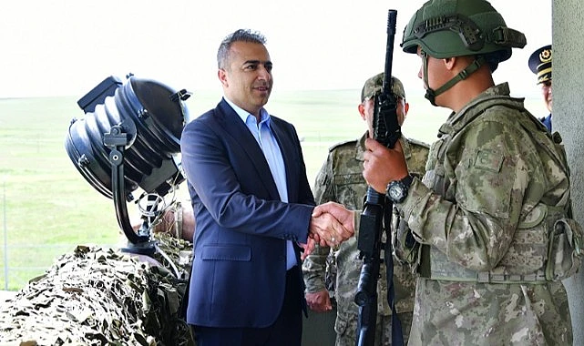 Vali Çiçek, nöbet tutan Mehmetçiğin bayramını kutladı
Ardahan Valisi Hayrettin Çiçek, Çıldır ilçesindeki sınır karakolunda