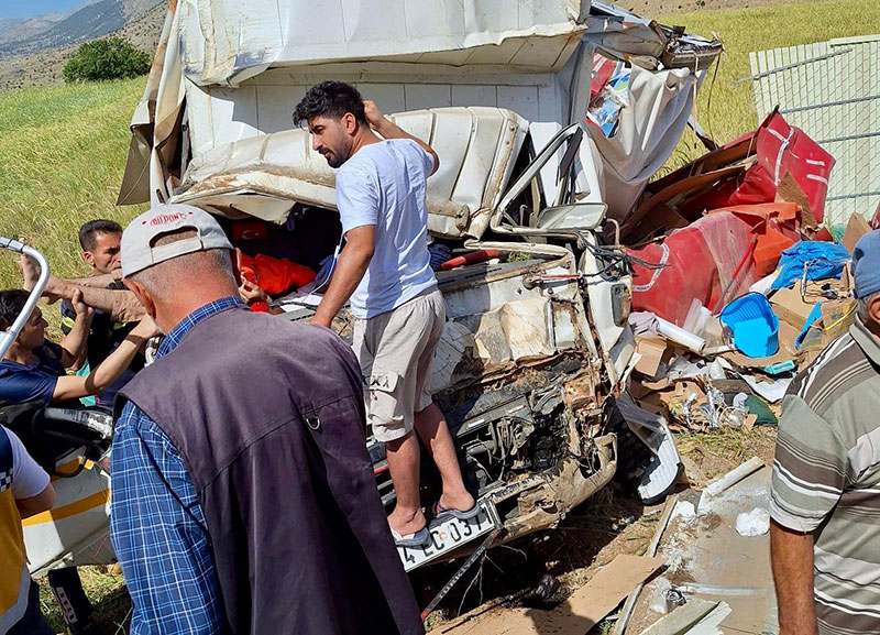 Göksun’da kamyonet paramparça oldu: 1 yaralı