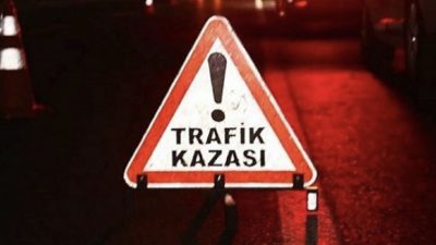 Kazanın ardından devrilen trafik ışığı direği yol üzerinde ulaşımı aksatırken,