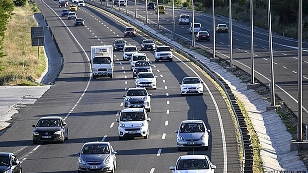 Yollarda tatil dönüşü yoğunluğu sürüyor 2 trafik.webp