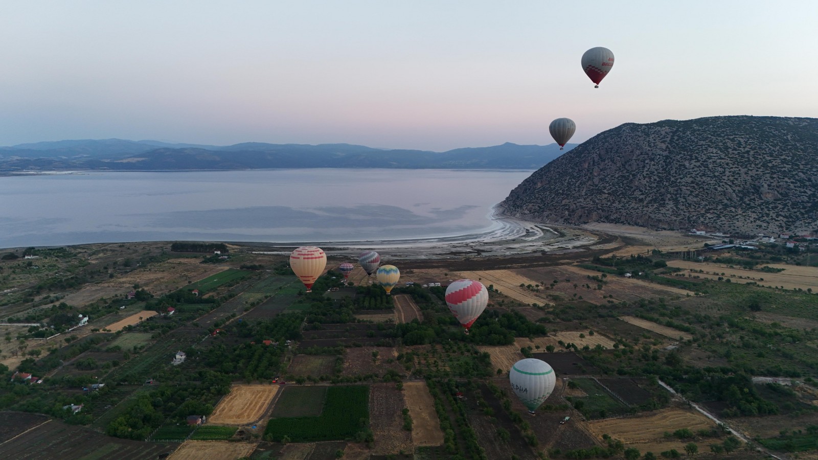 Salda Gölü’nde sıcak hava balonu devri başladı