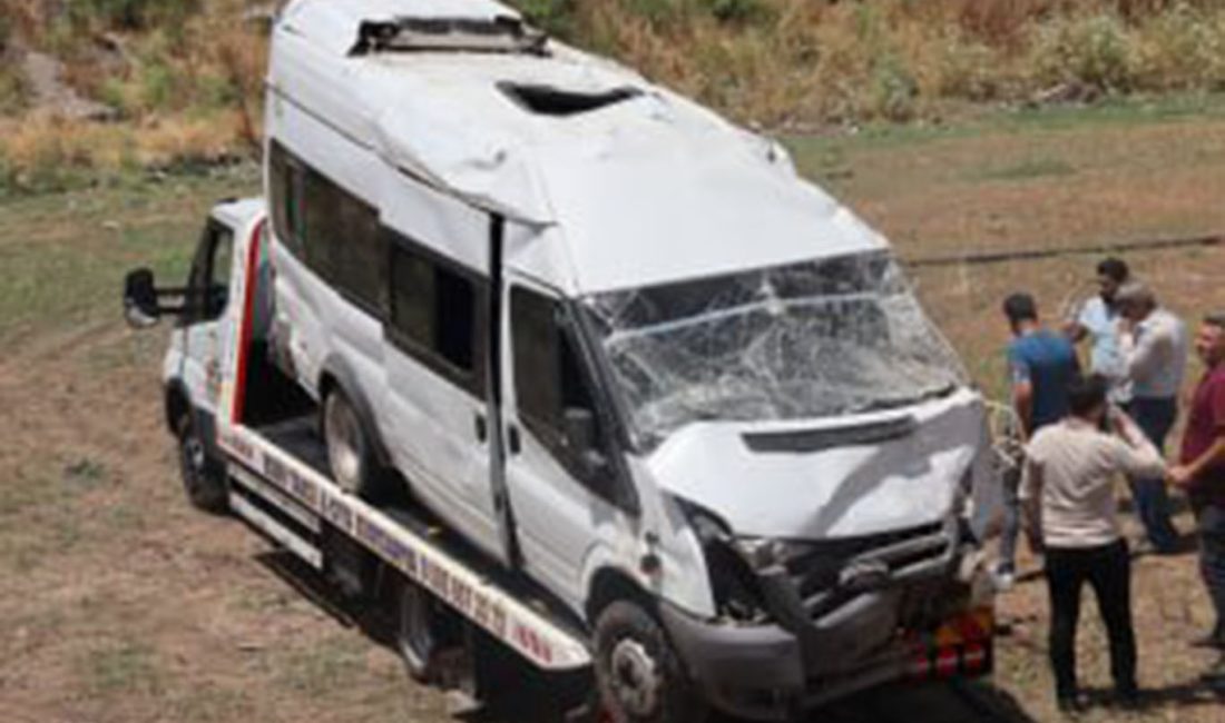 Feci kaza: 13 Yaralı
Kaza, Yukarı Salat köyü kavşağında sabah 09.42 sıralarında