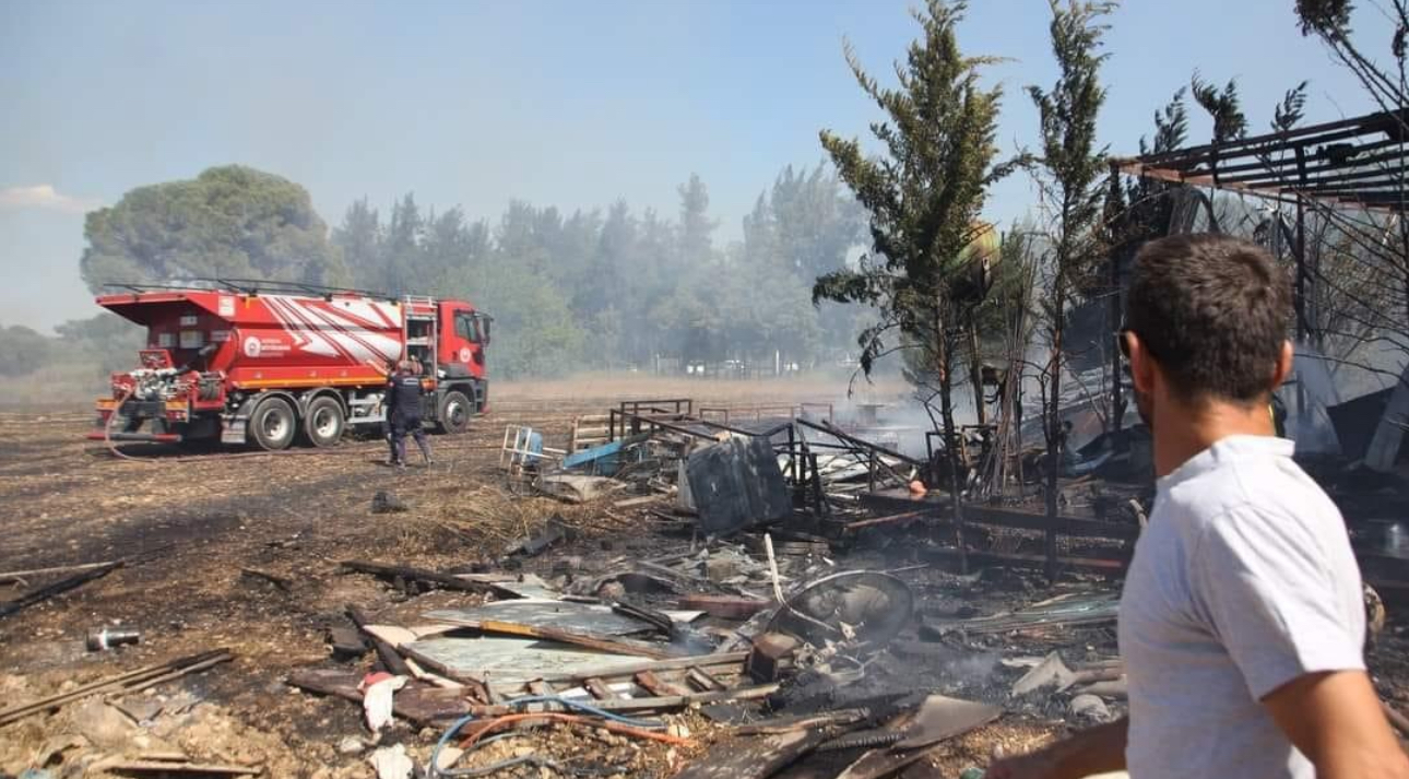 Serik’te otluk alanda çıkan yangın ormanlık alana sıçradı 2 IMG 8158